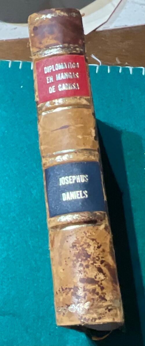 Diplomático en mangas de camisa